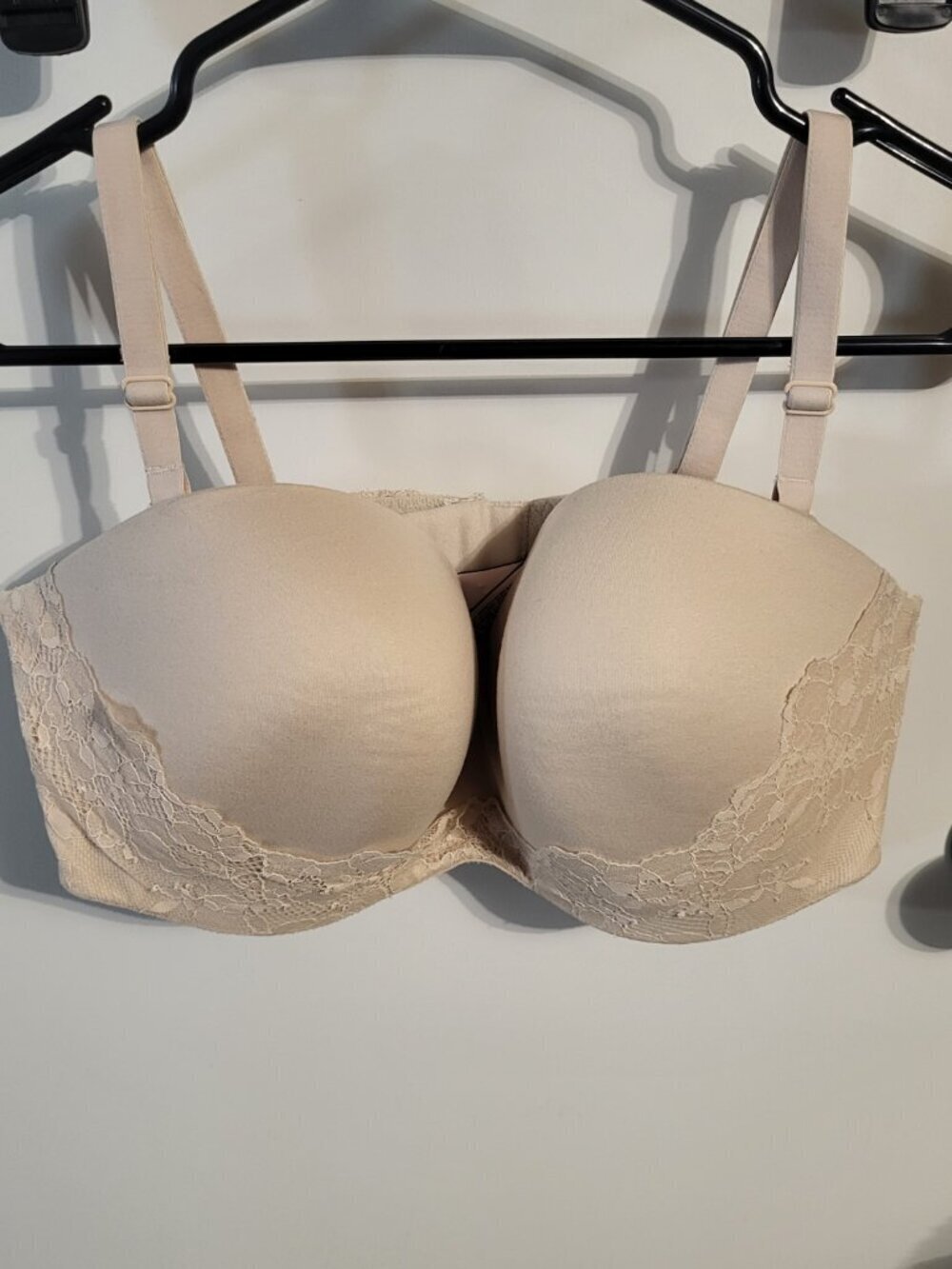 VICTORIAS SECRET BEIGE LACE CUPWINGS BRA SIZE 38DD